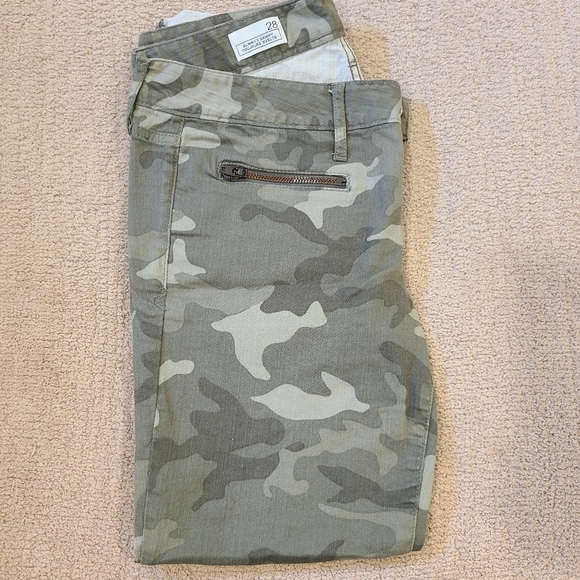 The Gap camo jeans, size 28 - Picture 1 of 5